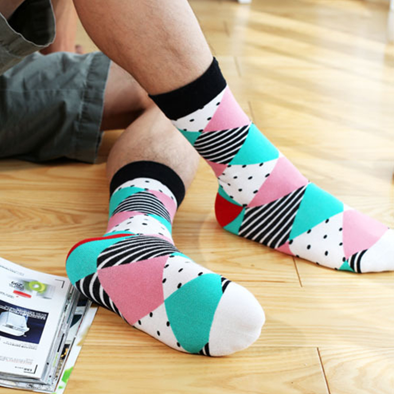 Fresh argyle mixing casual men’s crew socks.