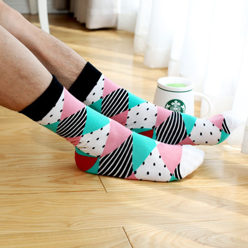 Fresh argyle mixing casual men’s crew socks.